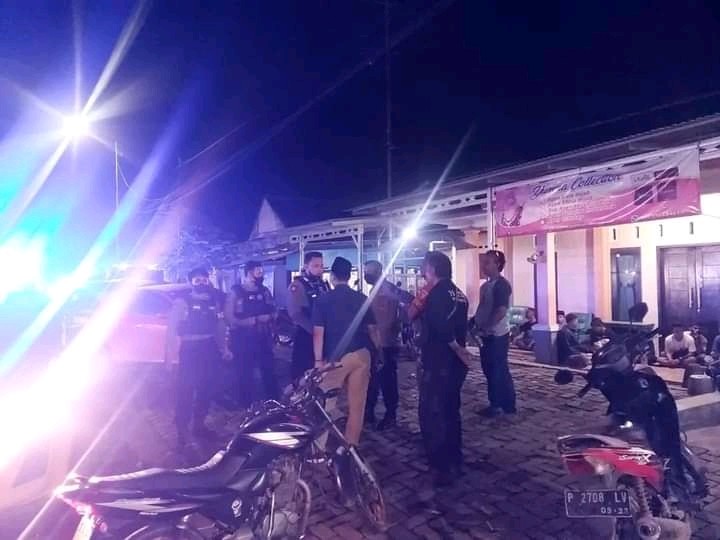 Polisi saat mendatangi delapan pemuda pesilat yang nongkrong sambil membawa batu (Foto: Istimewa)