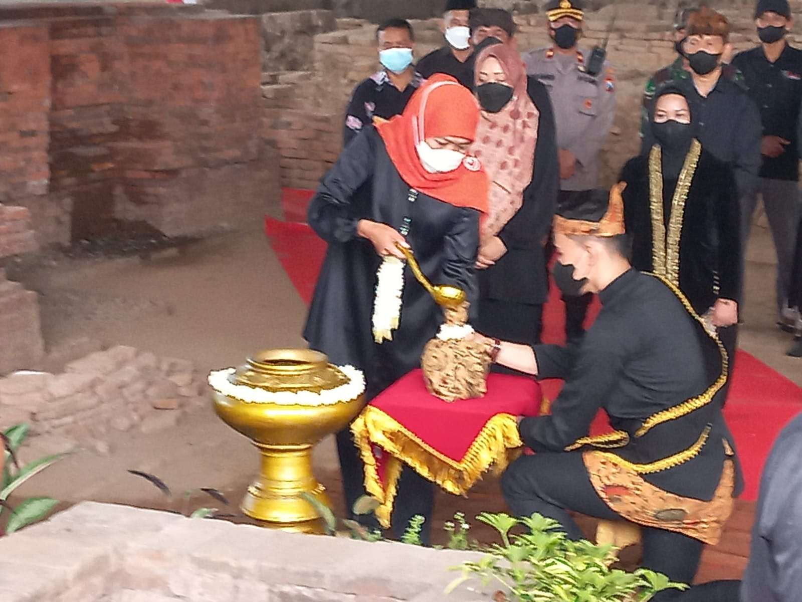 Gubernur Jatim mengambil air dari Sumur Upas Kecamatan Trowulan, Mojokerto.(Deni Lukmantara/Ngopibareng)