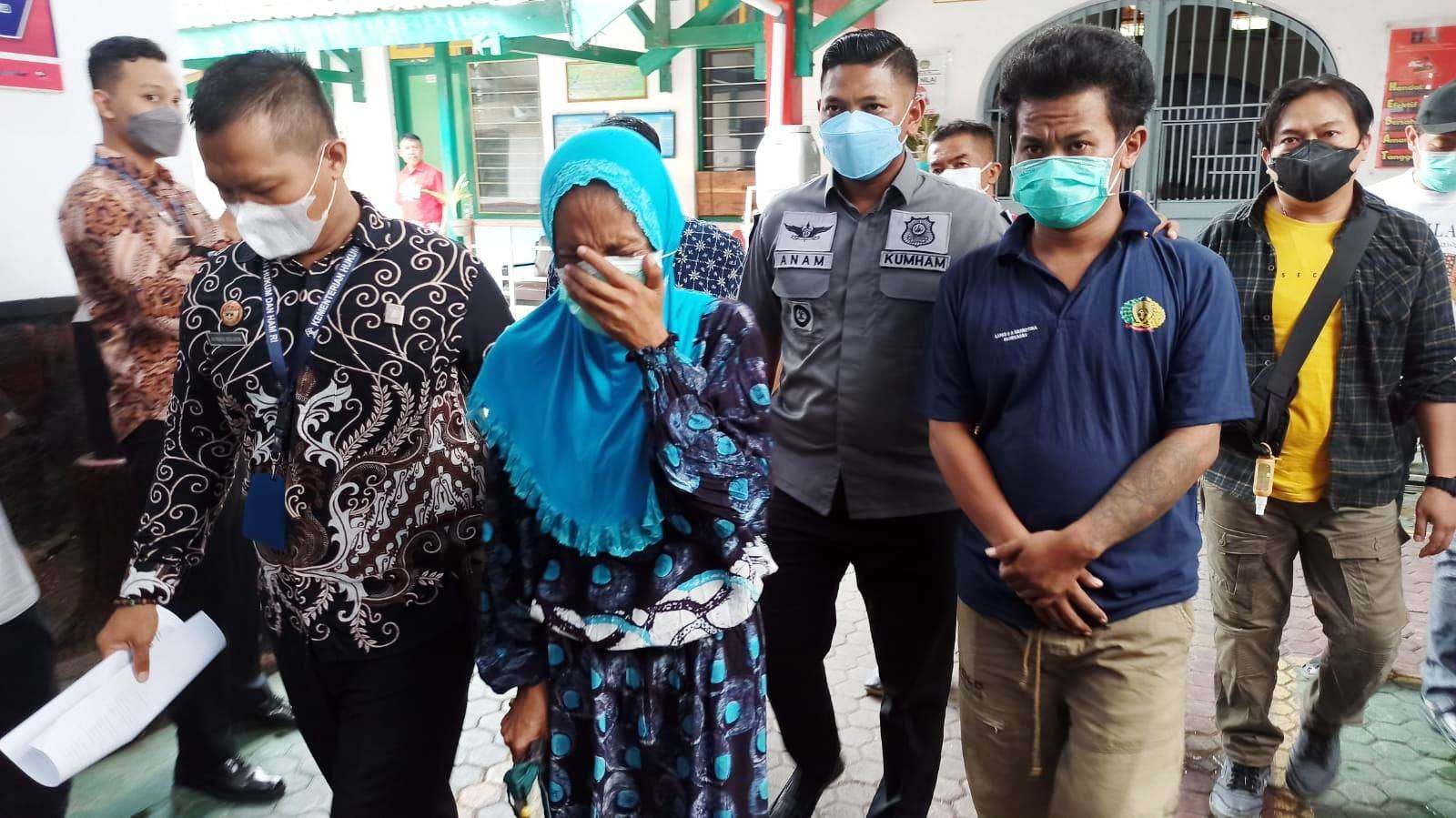 Petugas petugas Lapas mengawal FL, perempuan yang diduga menyelundupkan narkoba jenis sabu-sabu ke dalam lapas Banyuwangi. (Foto: Muh Hujaini/Ngopibareng.id)