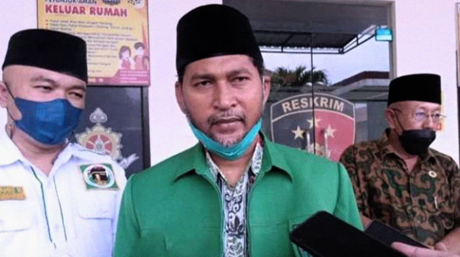 Sekretaris DPC PPP Bondowoso Barri Zahlawi Zain menyetahkan laporan Bupati Salwa Arifin ke Polres Bondowoso, Sabtu, 12 Maret 2022.(foto: guido/ngopibareng.id)