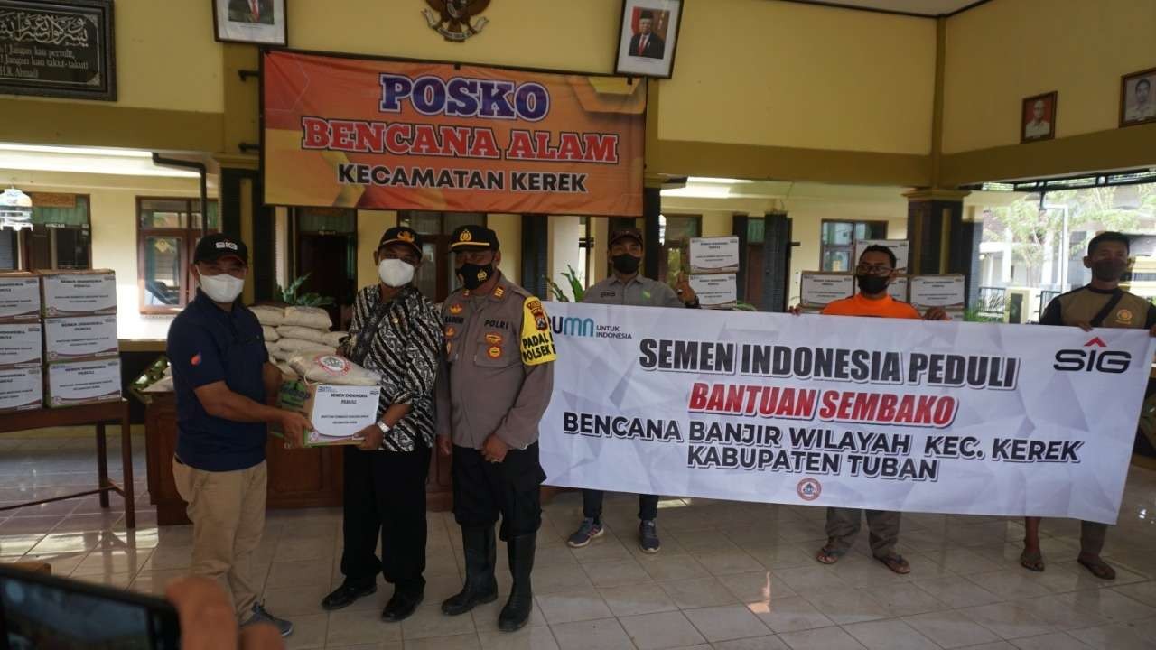 Secara simbolis tim CSR SIG Pabrik Tuban memberikan bantuan sembako dan semen kepada Camat Kerek, Nanang Wahyudi, untuk korban banjir (Foto: Istimewa)