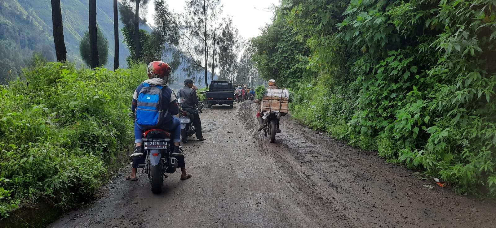 Jalur jalan menuju wisata Gunung Bromo di Desa Wonokerto, Kecamatan Sukapura, Kabupaten Probolinggo terkena tanah longsor. (Foto: Ikhsan Mahmudi/Ngopibareng.id)