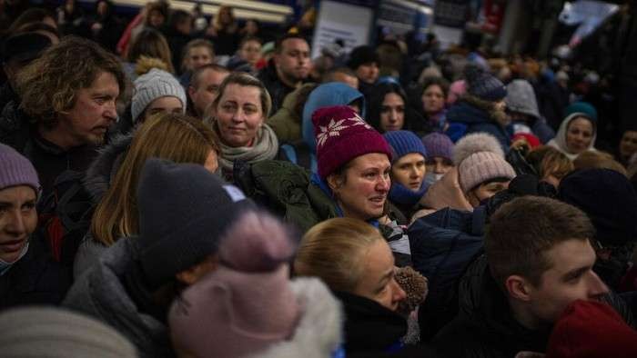 Getirnya perpisahan ribuan keluarga di stasiun Ukraina, akibat perang Ukraina vs Rusia. (Foto: Reuters)