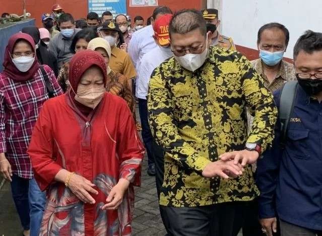 Menteri Sosial Tri Rismaharini (kiri) bersama Wakil Bupati Malang Didik Gatot Subroto (tengah) pada saat melakukan kunjungan kerja di Kecamatan Lawang, Kabupaten Malang, Jawa Timur, Minggu, 13 Maret 2022. (Foto: Ant)