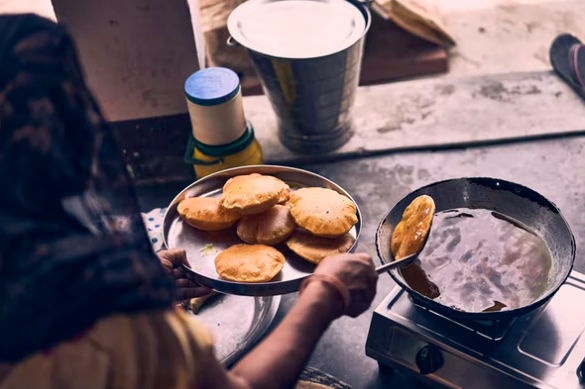 Fakta menyedihkan terjadi di Kabupaten Berau, Kalimantan Timur. Sandra, ibu rumah tangga berusia 41 tahun, meninggal saat mengantre minyak goreng. (Foto: unsplash)