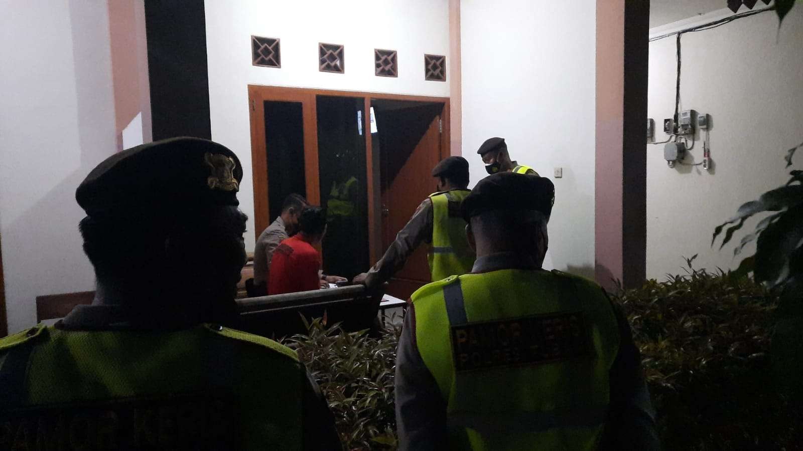 Polres Tuban melakukan razia kamar hotel. (Foto: Istimewa)