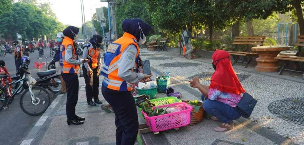 Ilustrasi saat Satgas Penanganan Covid-19 Bojonegoro tertibkan kegiatan di Alun-alun Bojonegoro pada masa PPKM Darurat beberapa waktu lalu. (Foto: Wartaku.id)