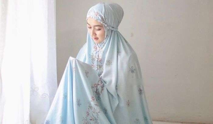 Seorang Muslimah saat melaksanakan shalat lima waktu. (Foto: Istimewa)