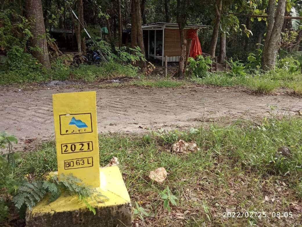 Patok atau batas tanah bekas Solo Valley Werken di Waduk Desa Bendo, Kecamatan Kapas Kabupaten Bojonegoro. Sesuai rencana proyek tol Ngaroban menggunakan tanah Solo Valley. (Foto: Sujatmiko/ngopibareng id)