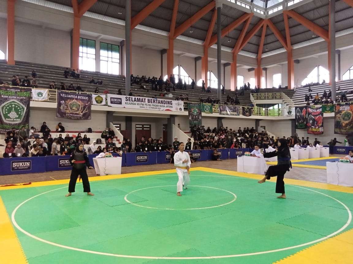 Pendekar Pagar Nusa unjuk kebolehan dalam Kejurda di GOR Mustika Blora. (Foto: Ahmad Sampurno/Ngopibareng.id)