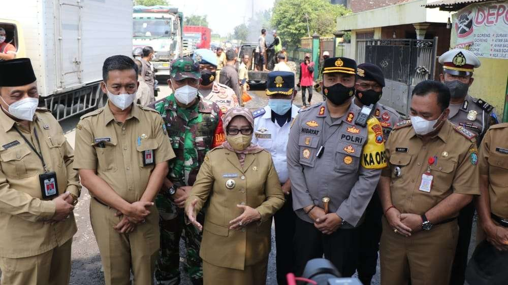 Bupati Mundjidah didampingi Kapolres AKBP Mohammad Nurhidayat, Asisten Perekonomian dan Pembangunan, Kepala Dinas PUPR serta forkopimcam Gudo meninjau perbaikan jalan di perbatasan Jombang-Kediri. (Foto: Istimewa)