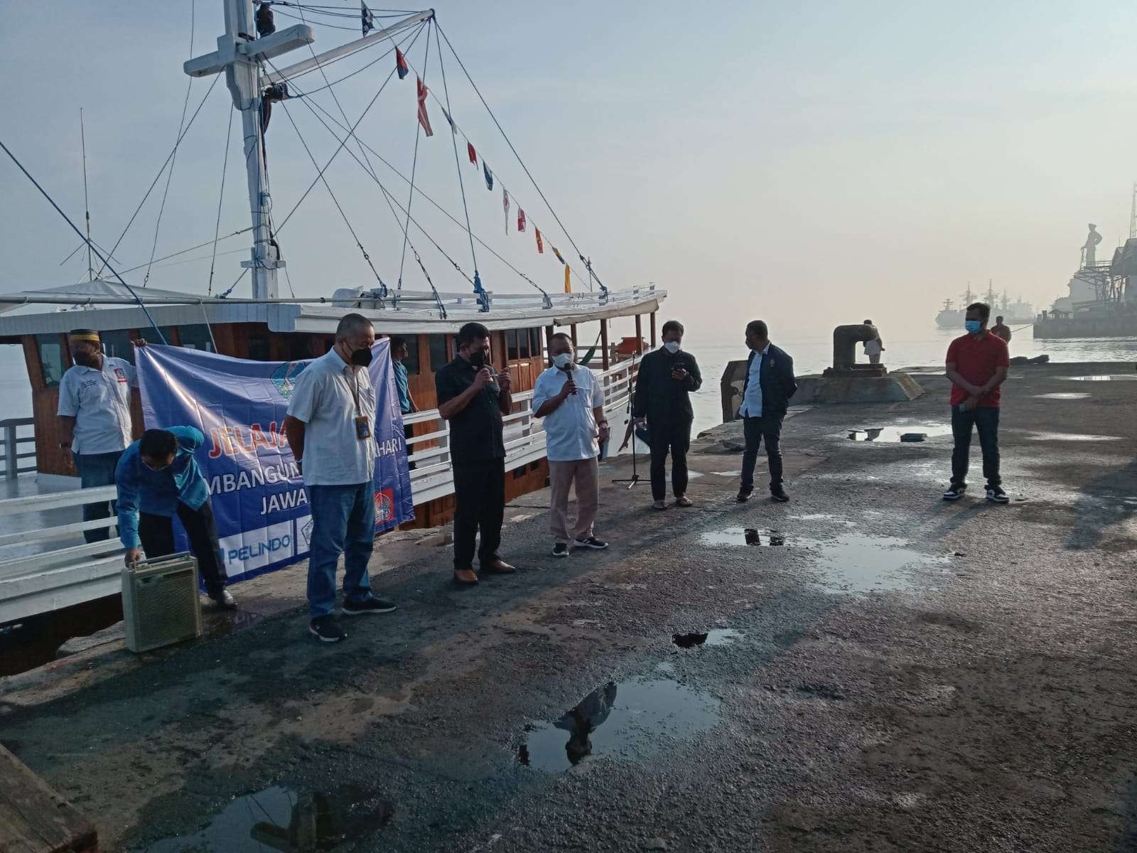 Ekspedisi Phinisi ' Jelajah Nusa 2022' mengunjungi pulau-pulau kecil di wilayah Kabupaten Sumenep, dilepas Kadis Budpar Jatim, Sinarto. (Foto: ist)