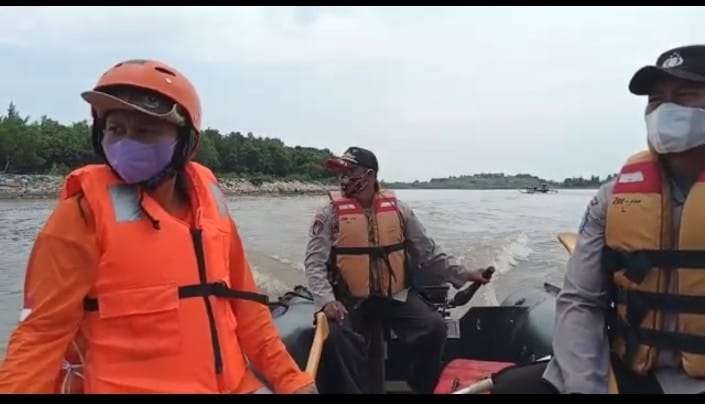 Tim SAR sedang melakukan operasi pencarian korban kecelakaan laut di Kecamatan Puger, Jember (Foto:Istimewa)