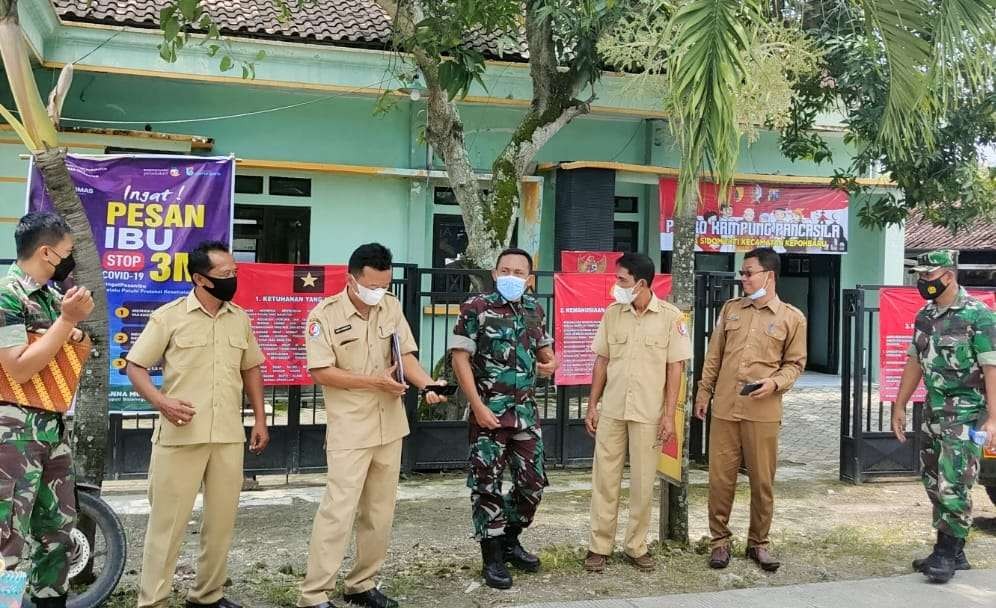 Tim Kodim 0813 Bojonegoro tengah mendatangi Posko Kampung Pancasila di sebuah desa di Kabupaten Bojonegoro. (Foto: dok. Humas Kodim 0813 Bojonegoro/ngopibareng.id)