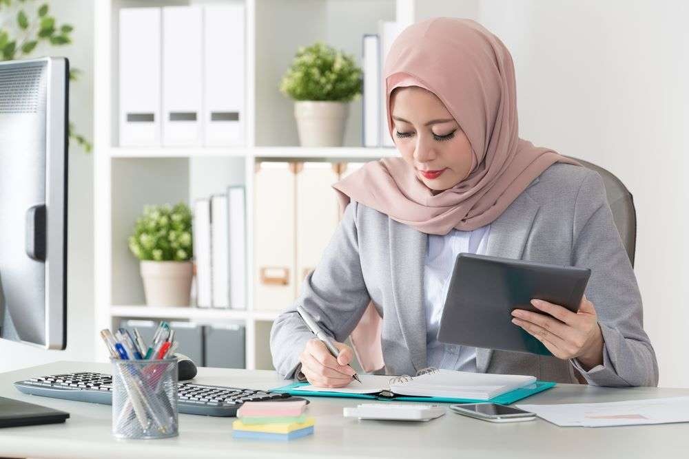 Seorang Muslimah menunjukkan gairah aktivitas sebagai etos kerja dalam Islam. (Foto: Istimewa)