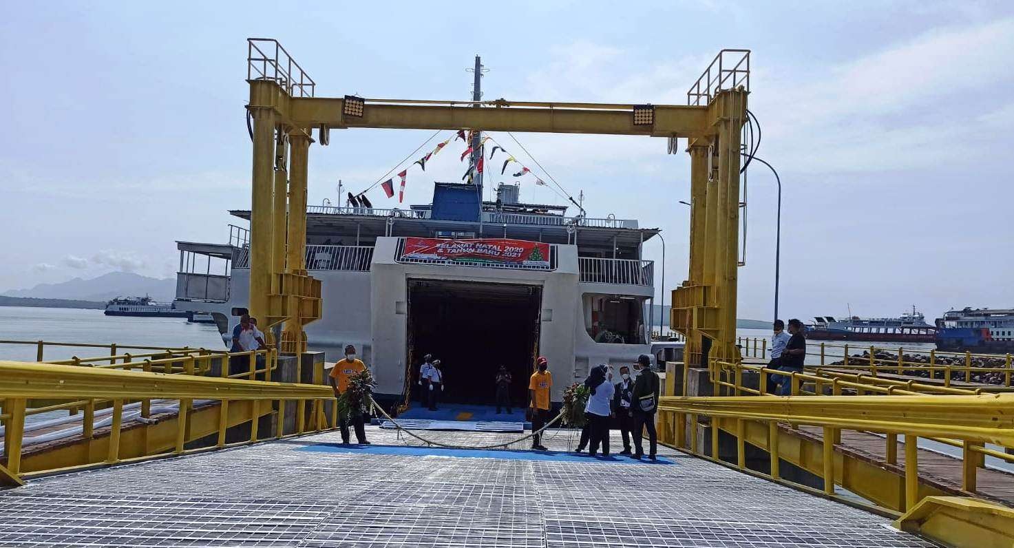 Penyeberangan lintasan Ketapang-Lembar mulai mengalami peningkatan pasca PCR dan Antigen dicabut sebagai syarat perjalanan (foto: Muh Hujaini/Ngopibareng.id)