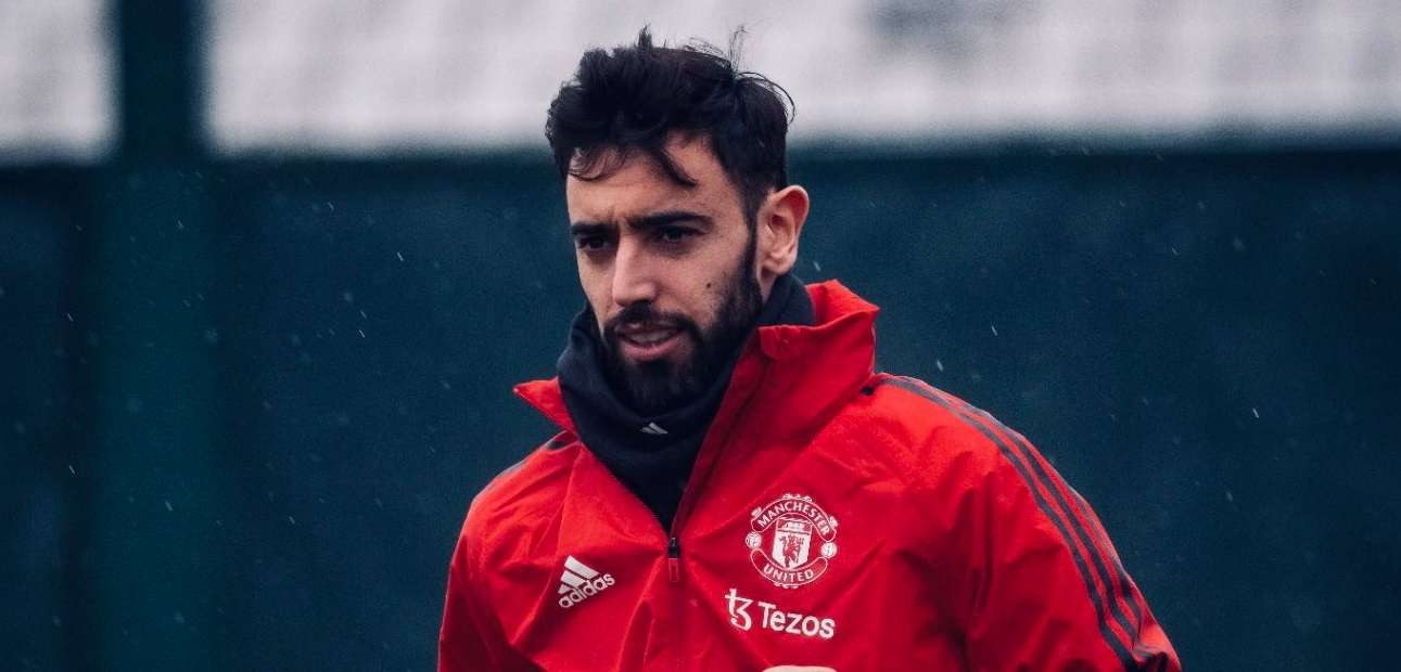 Bruno Fernandes sudah berlatih di Carrington setelah hasil tes Covid-19 negatif. (Foto: Twitter/@ManUtd)