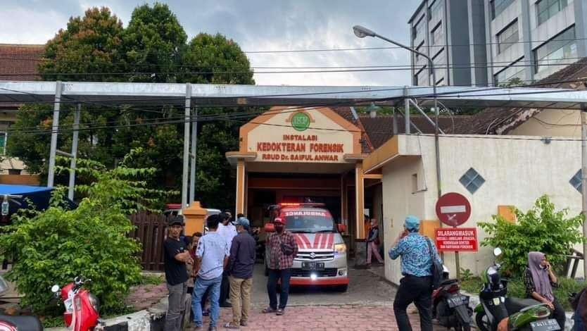 Jenazah dugaan korban penganiayaan saat dibawa ke kamar mayat Rumah Sakit Saiful Anwar, Kota Malang (Foto: Lalu Theo/ngopibareng.id)