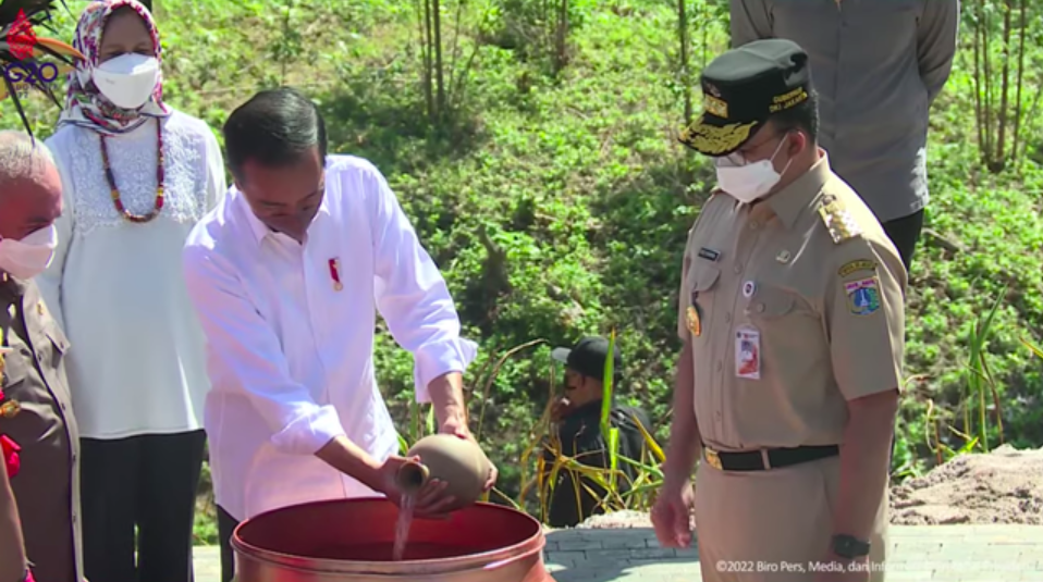 Ritual penyatuan air dan tanah dari 34 provinsi di dalam kendi Nusantara, di Titik Nol Ibu Kota Negara (IKN) Nusantara, Senin 14 Maret 2022. (Foto: YouTube Setpres)