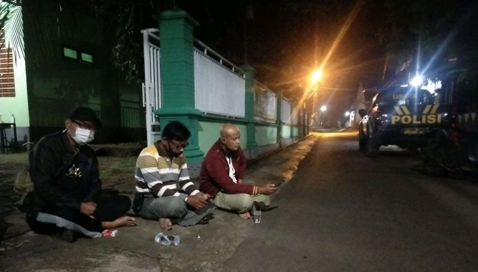 Petugas saat mendatangi lokasi peristiwa keracunan telur ikan laut di Tuban, Jawa Timur. (Foto: Dok. Istimewa)