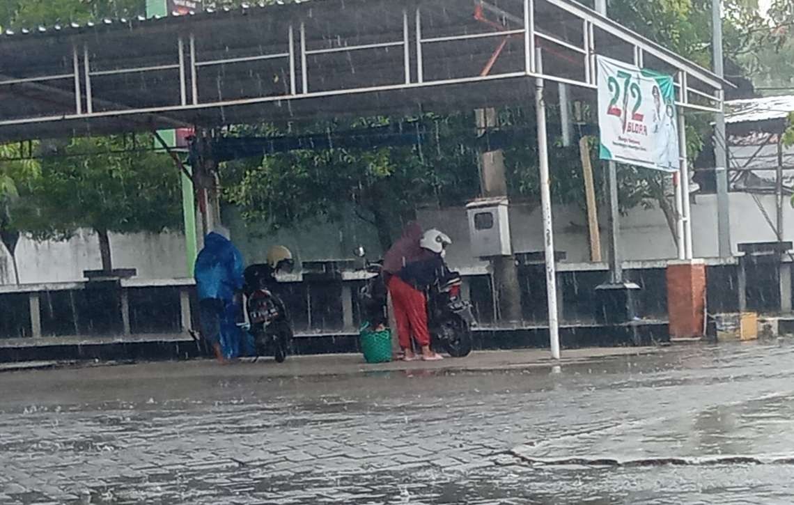 Hujan dengan intensitas tinggi terjadi di Blora. Kawasan Blok T, stasiun lama Blora. (Foto: Ahmad Sampurno/ Ngopibareng.id)