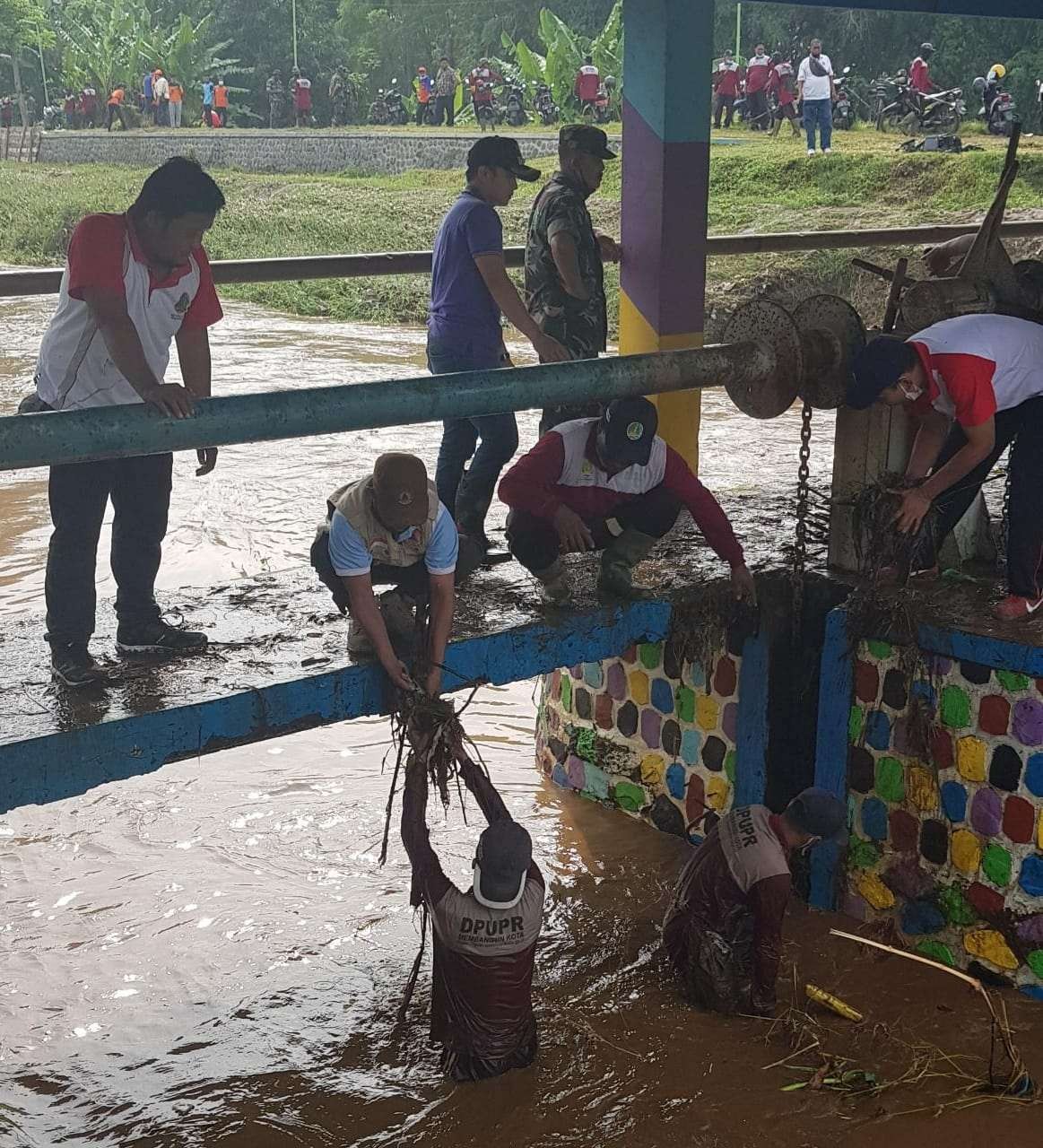 Pembersihan Sungai Petung dari sumbatan sampah. (Foto: Istimewa)