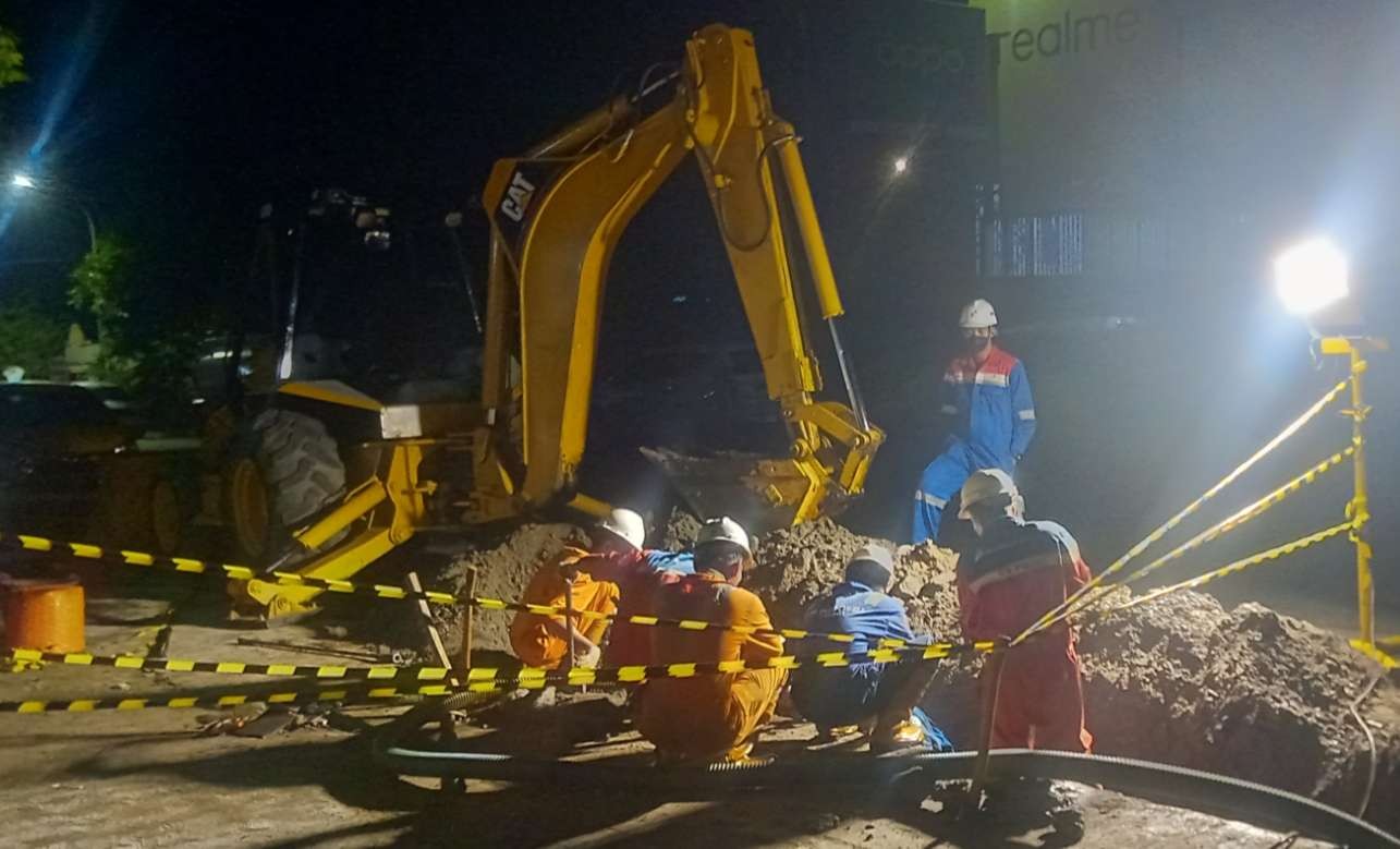 Menjelang tengah malam, tim Pertamina EP Field Cepu masih berupaya menangani kebocoran pipa. (Foto: Ahmad Sampurno / Ngopibareng.id)