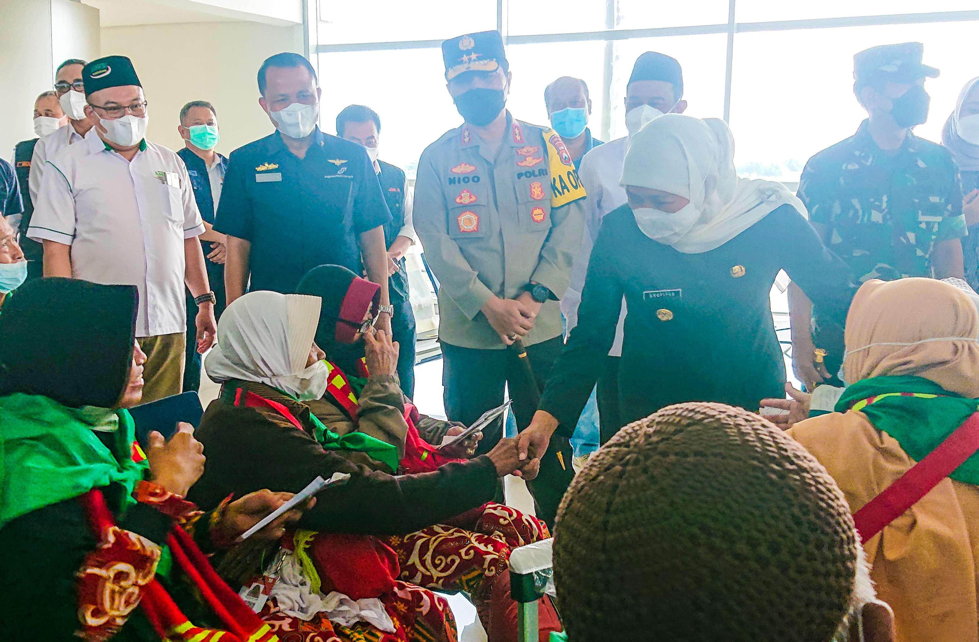 Gubernur Jawa Timur Khofifah Indar Parawansa (hijab putih) sedang bersalaman dengan jemaah umrah sebelum berangkat. (Foto: Aini Arifin/Ngopibareng.id)