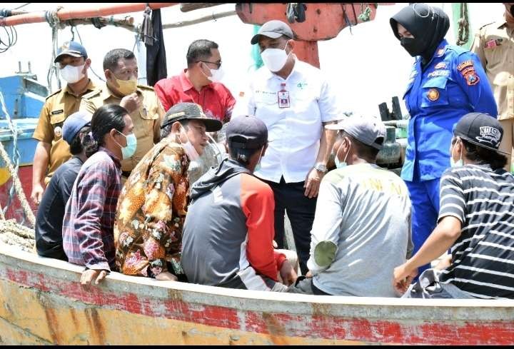 Bupati Lamongan, Yuhronur Efendi bersama Kepala DPMPTSP Provinsi Jatim, Aris Mukiyono saat di PPN Brondong (Foto: Istimewa)