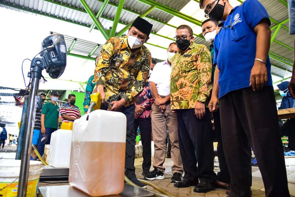 Wabup Subandi sedang mengisi migor di pasar Porong (foto: istimewa)