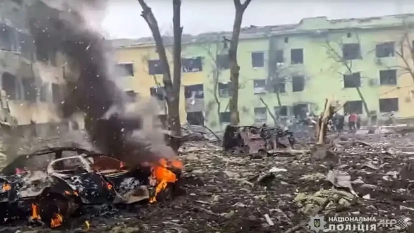 Serangan Rusia di sebuah rumah sakit di Mariupol Ukraina. (Foto: Channel-News-Asia)