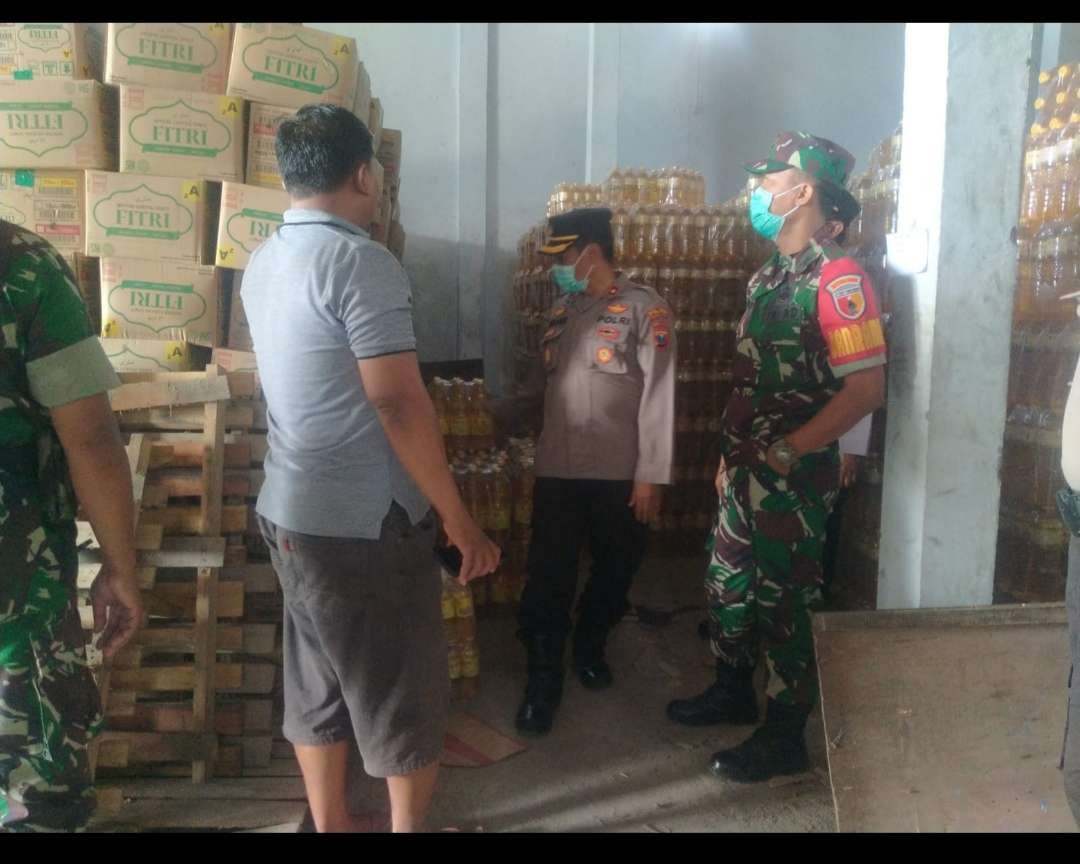 Sidak gabungan 3 pilar di Kediri, menemukan ribuan liter minyak goreng ditimbun. (Foto: ist)