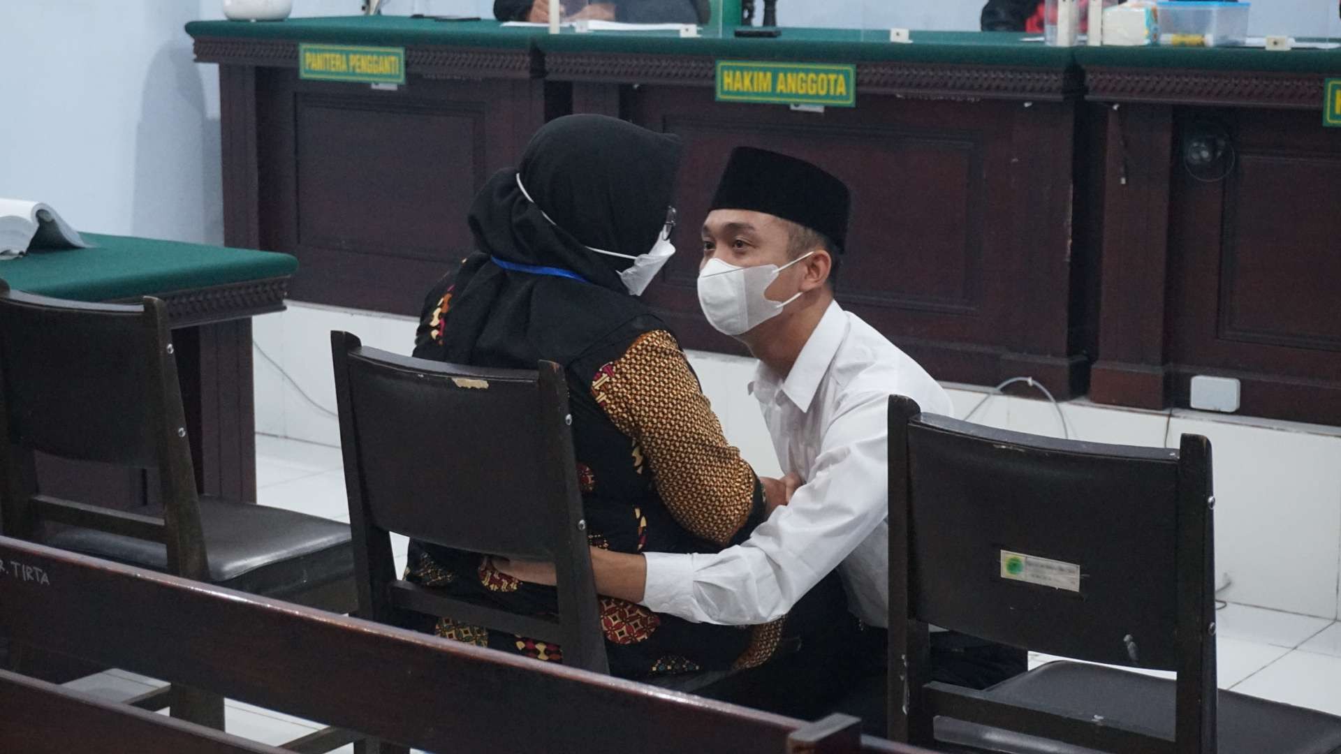 Randy bersimpuh minta maaf kepada ibunda mendiang Novia saat proses persidangan.(Deni Lukmantara/Ngopibareng)