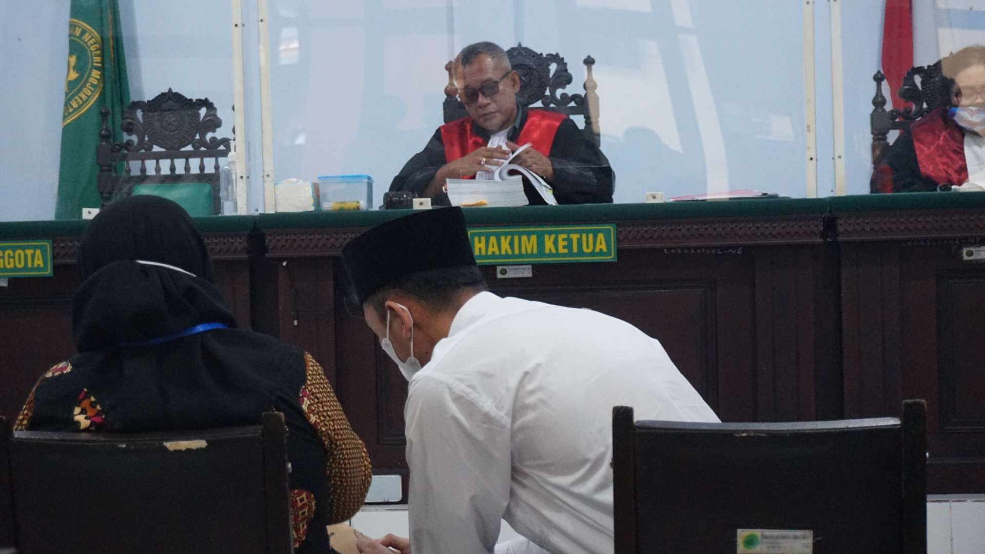 Randy meminta maaf kepada ibunda Novia saat di ruang persidangan.(Foto: Deni Lukmantara/Ngopibareng)