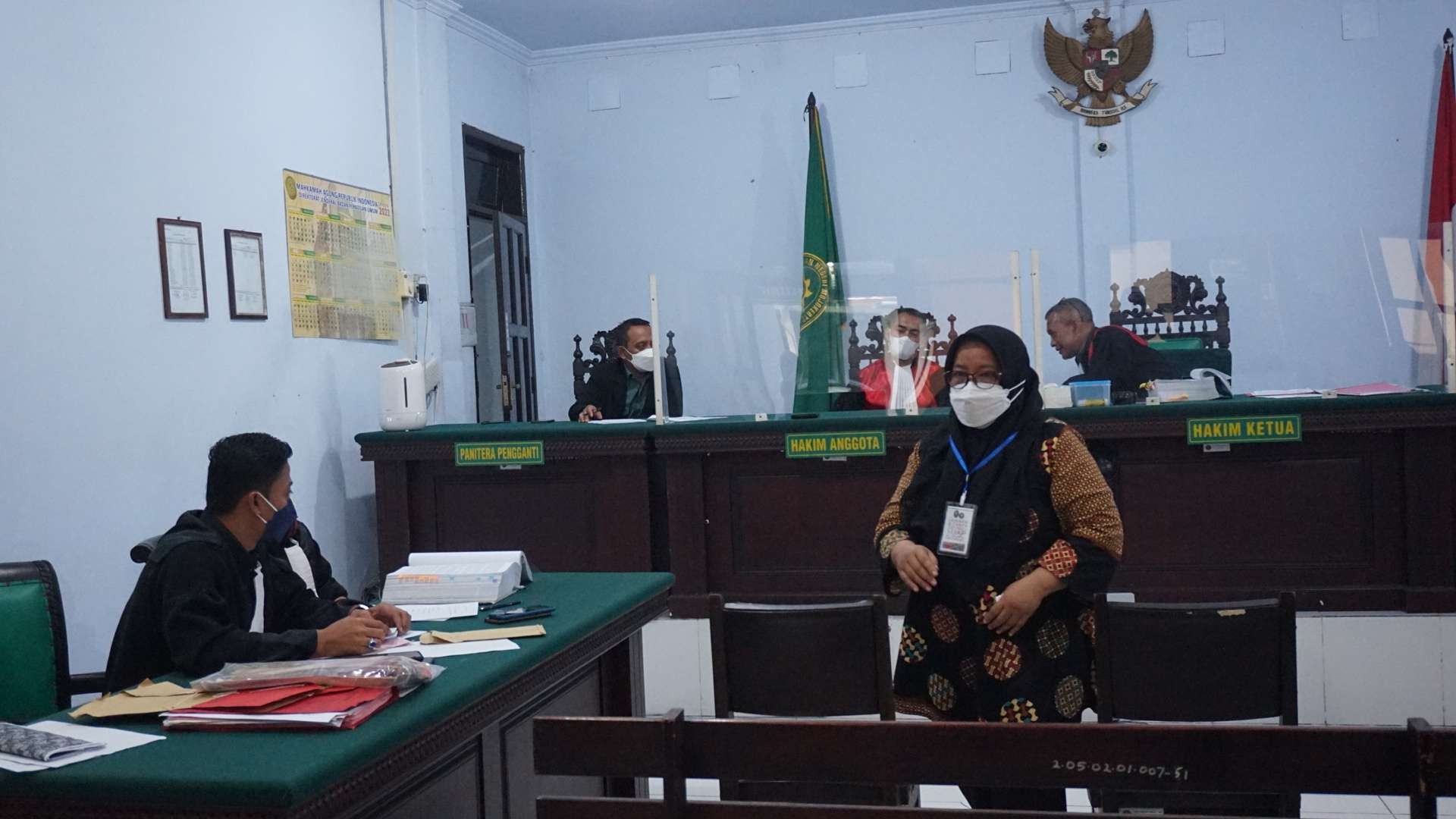 Ibunda Novia dalam persidangan kasus aborsi mantan kekasih anaknya.(Foto: Deni Lukmantara/Ngopibareng.id)