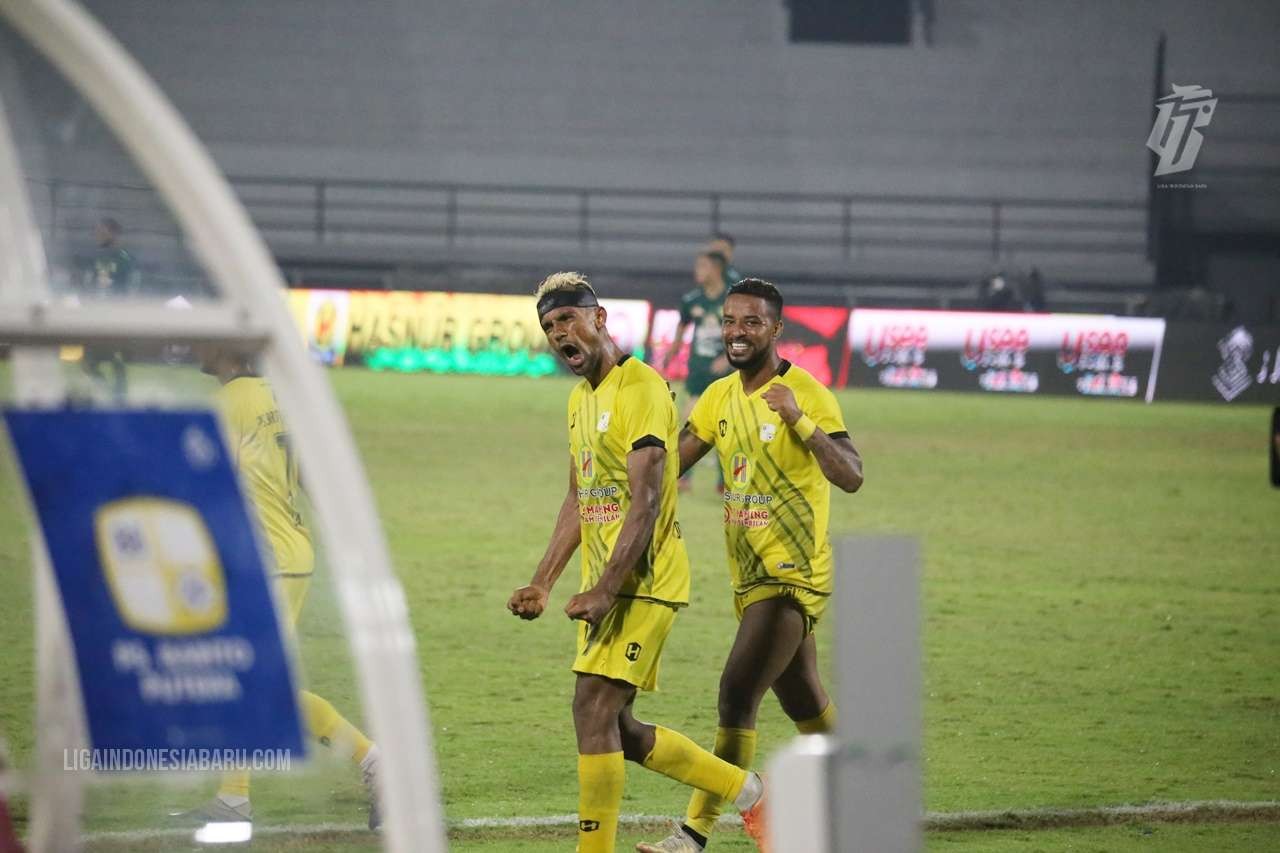 Ekspresi Pemain Barito Putera, Bruno Matos (kiri), usai menjebol gawang Persebaya di Stadion Kapten I Wayan Dipta, Bali, Senin 14 Maret 2022 malam. (Foto: LIB)