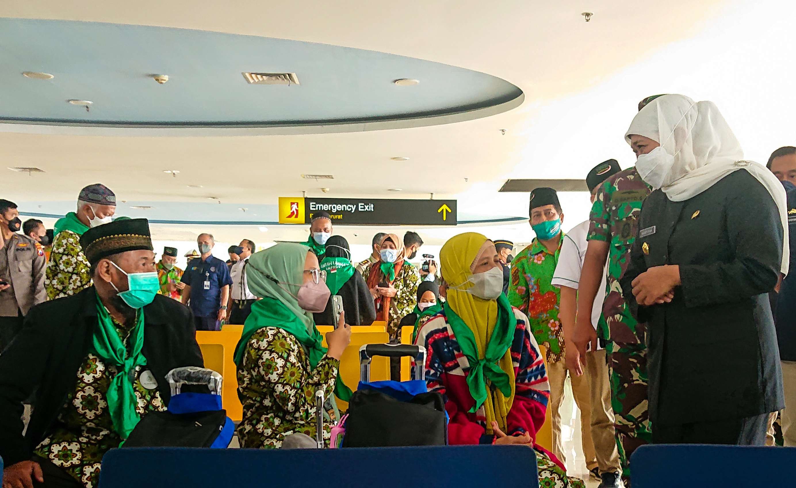 Khofifah (hijab putih) sedang menyapa jemaah umrah. (Foto: Aini Arifin/Ngopibareng.id)