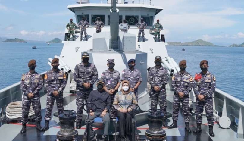 Wapres Ma'ruf Amin berfoto bersama ABK KRI Sampari 628 saat meninjau wisata bahari Labuan Bajo, Selasa, 15 Maret 2022. (Foto: Istimewa)