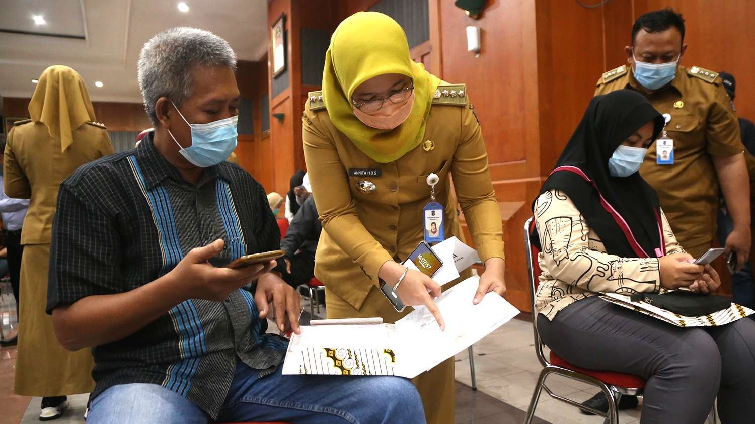 Pendamping Dina DPMPTSP sedang sosialisasikan NIB UMKM Surabaya. (Foto: Istimewa)