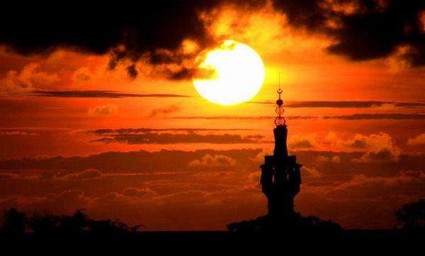 Masjid senja hari, tanpak ujung kubahnya. (Foto: travellers)