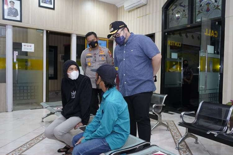 Bupati Kediri Hanindhito Himawan Pramana Antar Korban Pengeroyokan Melapor. (Foto: Istimewa)