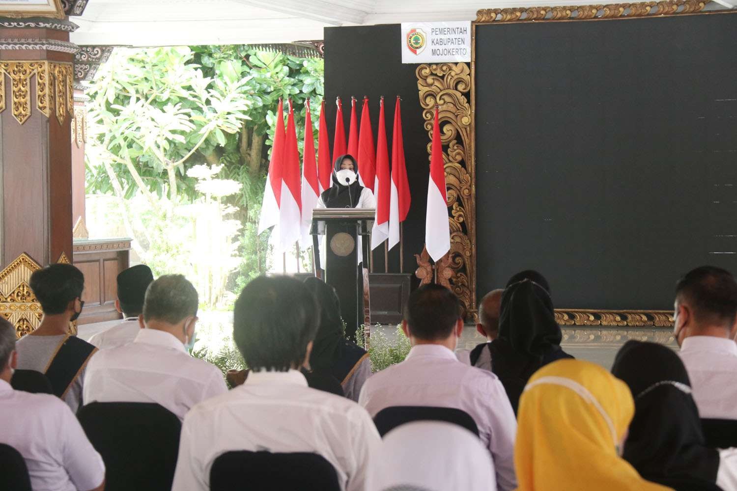 Bupati Mojokerto Ikfina Fahmawati saat memberikan sambutan pengukuhan pengurus Pusat Pelayanan Terpadu Pemberdayaan Perempuan dan Anak (P2TP2A) Kabupaten Mojokerto Masa Bakti 2021-2026 di Pendopo Graha Maja Tama, Pemkab Mojokerto, Rabu 16 Maret 2022 pagi. (Foto: Kominfo Kabupaten Mojokerto)