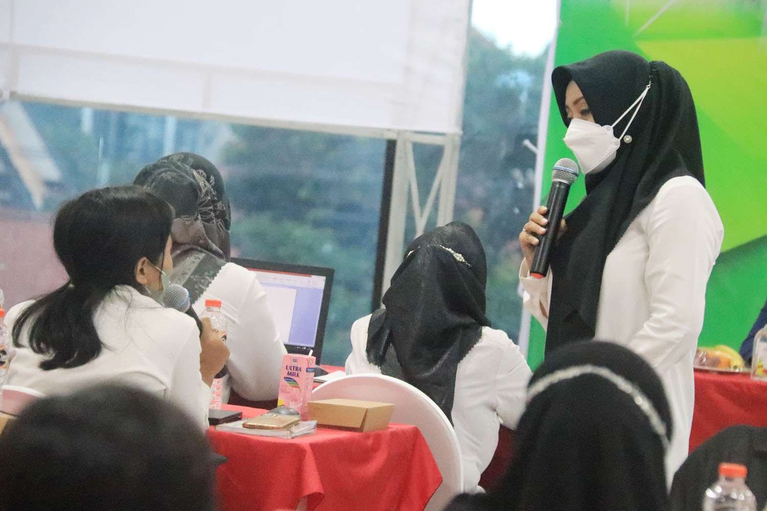 Bupati Mojokerto Ikfina Fahmawati saat berbincang dengan peserta Bimbingan Teknis (Bimtek) Pemungutan dan Pelaporan Perpajakan bagi Pejabat Pembuat Komitmen (PPK) Satuan Kerja Perangkat Daerah (SKPD). (Foto: Kominfo Kabupaten Mojokerto)