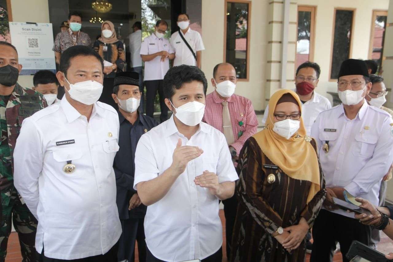 Wakil Gubernur Jawa Timur Emil Elistianto Dardak didampingi Bupati Lamongan Yuhrohnur Efendi dan Wakil Bupati Gresik Aminatun Habibah dan Wakil Bupati Lamongan Abdul Rouf saat di Lamongan (Foto: Imron Rosidi/ngopibareng.id)