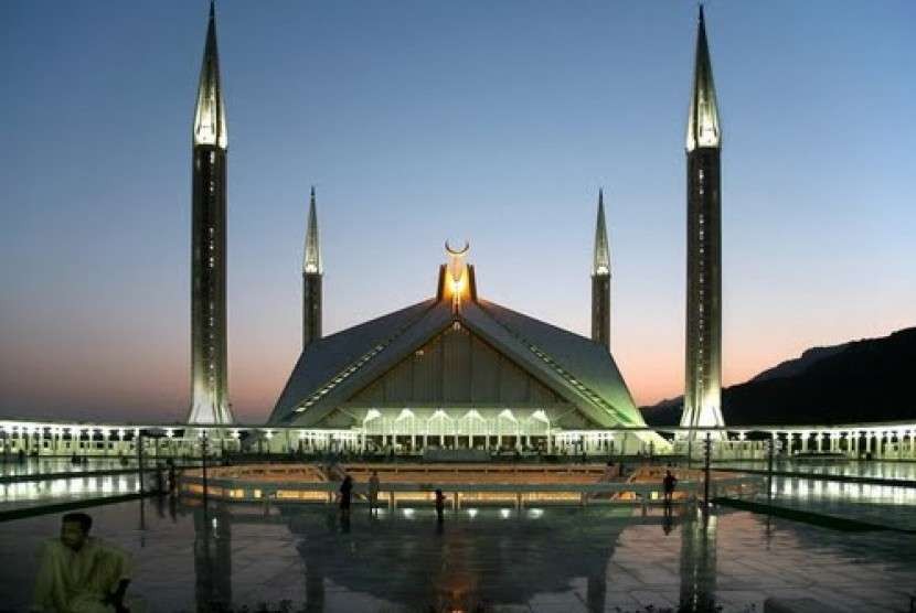 Masjid Shah Faisal di Islamabad Pakistan, pemandangan indah waktu malam. (Foto: Travellers)