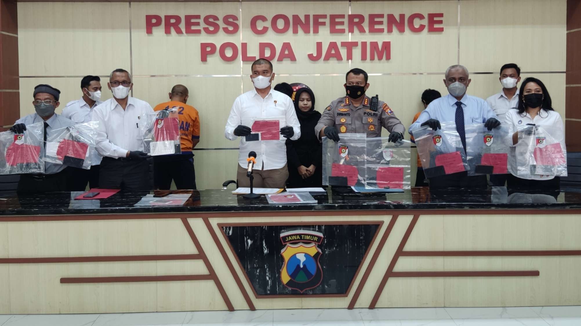 Dirreskrimum Polda Jatim, Kombes Pol Totok Suharyanto (tiga dari kiri), Kabid Humas Polda Jatim Kombes Pol Dirmanto (tiga dari kanan), Ketua Asprov PSSI Jatim Ahmad Riyadh UB (dua dari kanan) menunjukkan barang bukti hasil pengungkapan kasus mafia bola di Mapolda Jatim, Surabaya, Rabu 16 Maret 2022. (Foto: Fariz Yarbo/Ngopibareng.id)