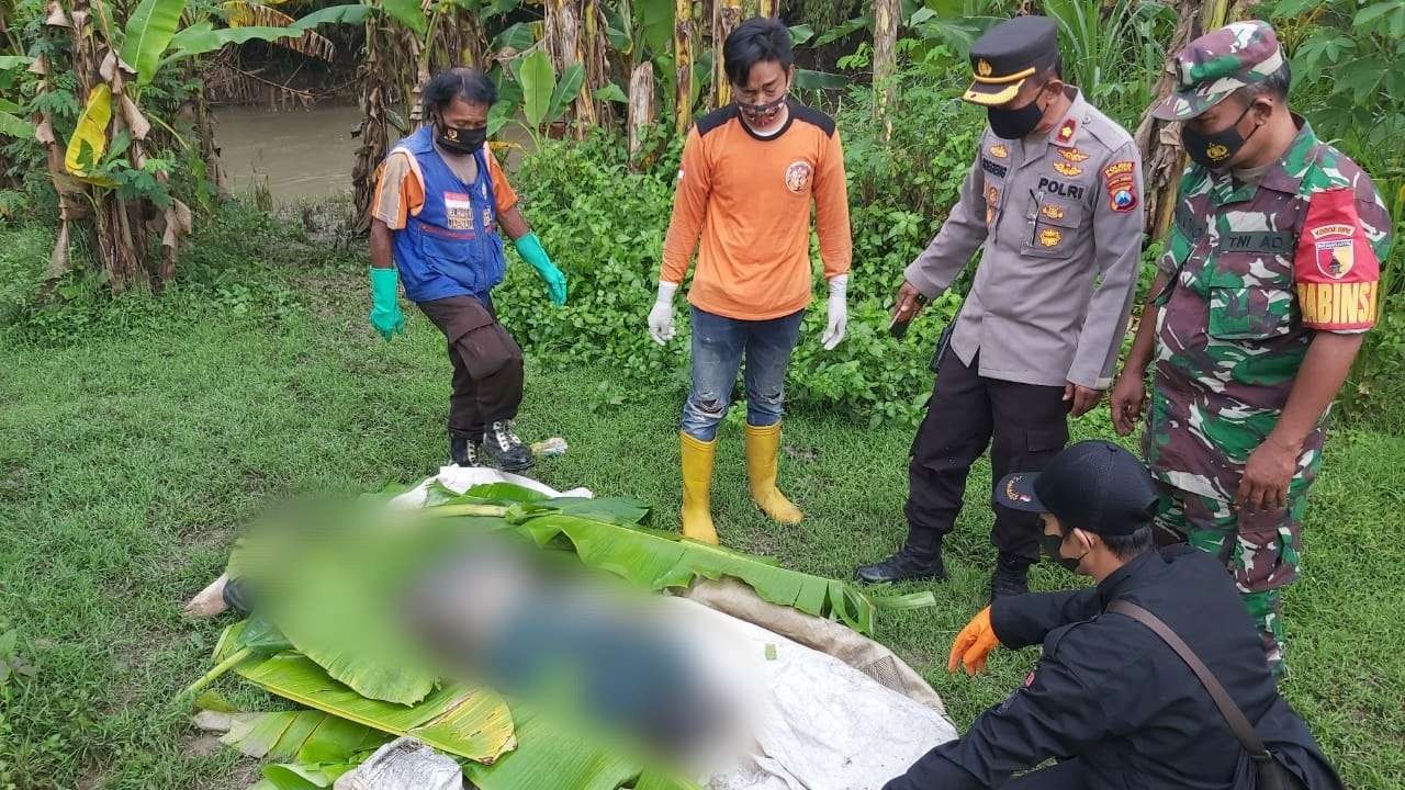 Mayat laki-laki ditemukan dalam kondisi membusuk.(Foto: Deni Lukmantara/Ngopibareng)