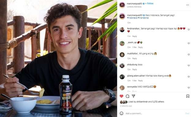 Marc Marquez saat menunjukkan fotonya bersama kopi Kapal Api Signature Strong Black Coffee. (Foto: Twitter/@marcmarquez93)