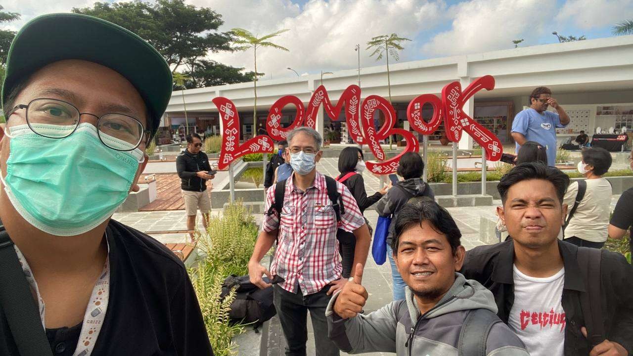 Tim Ngopibareng.id mampir ke titik foto Marquez yang viral. (Foto: Alief Sambogo/Ngopibareng.id)