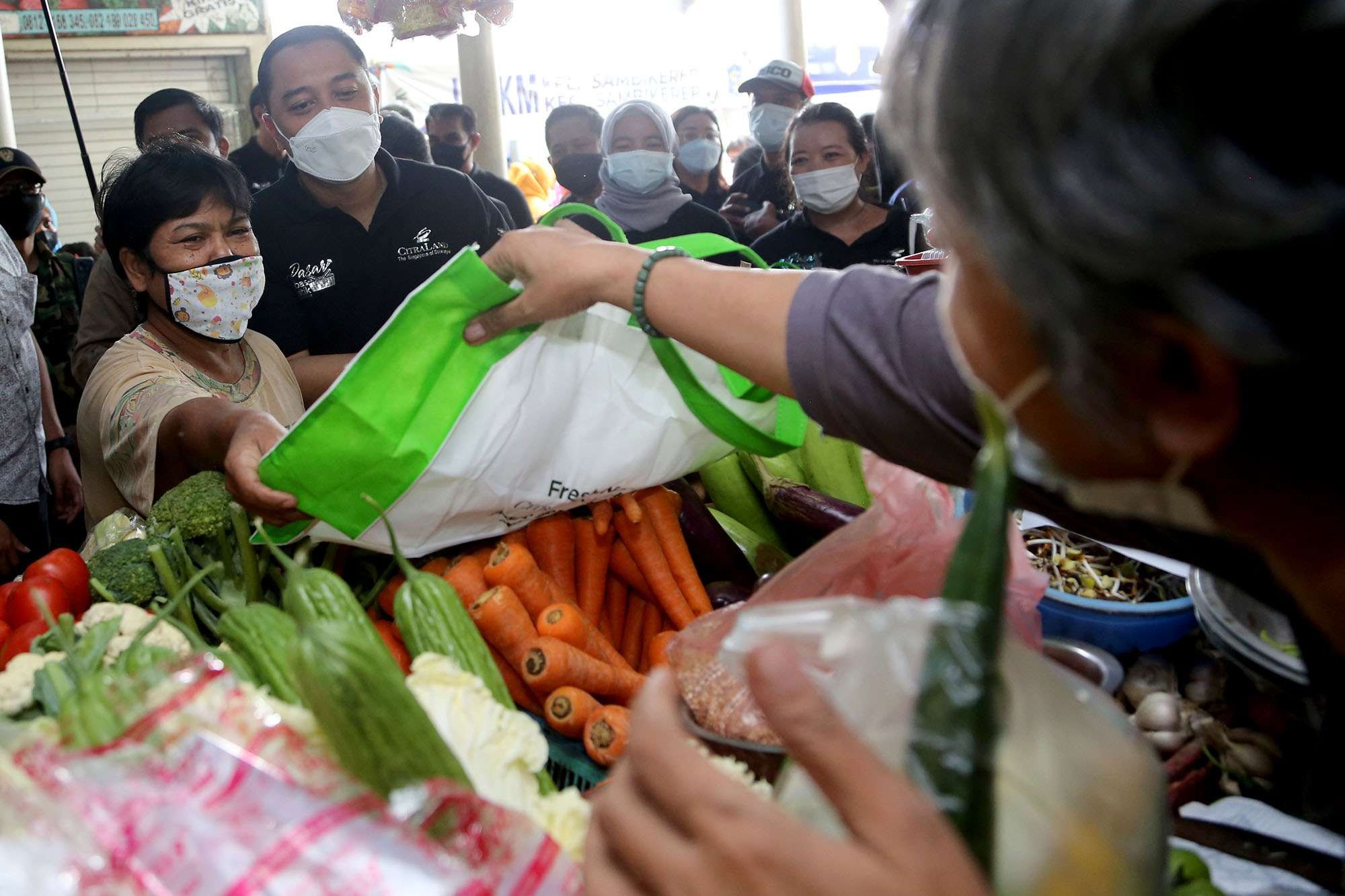 Walikota Eri Cahyadi saat meninjau salah satu Pasar di Surabaya. (Foto: Istimewa)